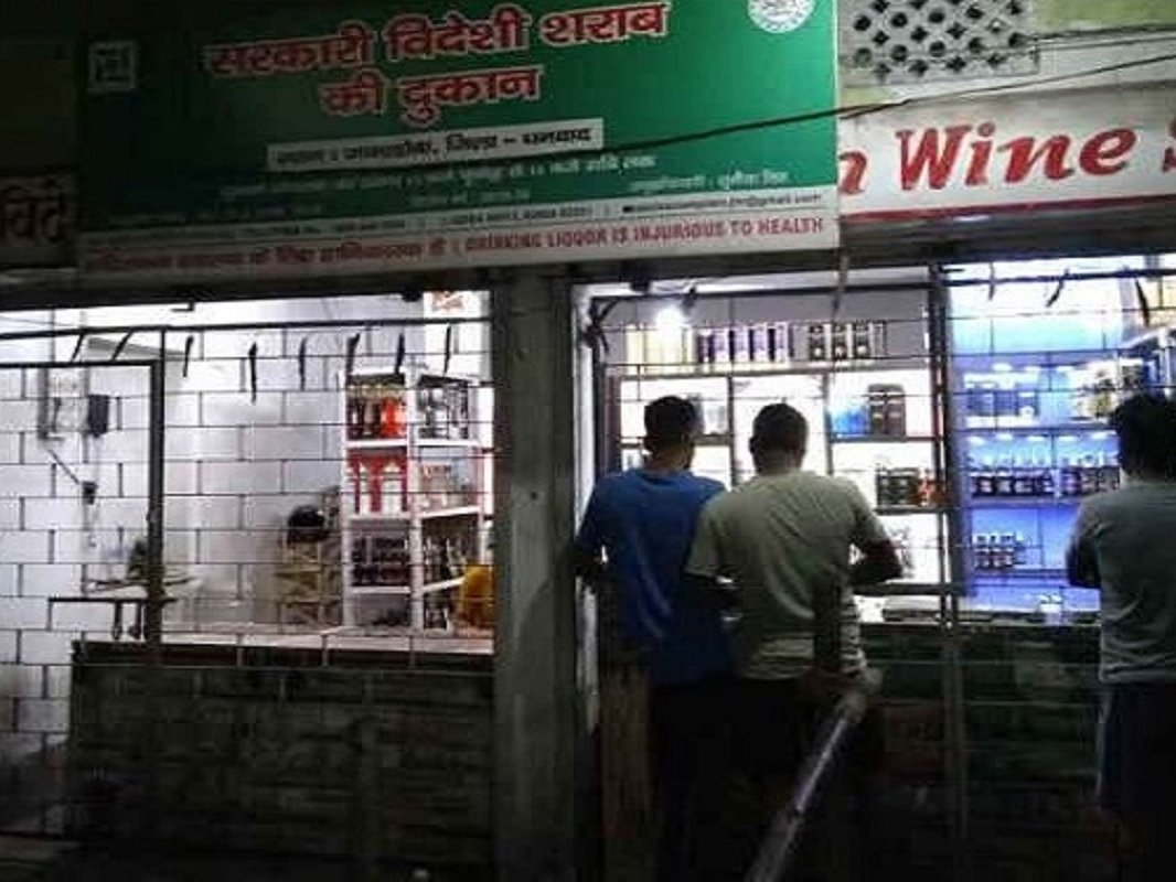 लातेहार में 50 लाख की अवैध शराब जब्त, पशु चारे की आड़ में हो रही थी तस्करी